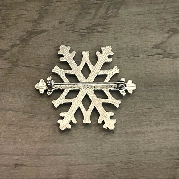 Fine Silver Plated Pave Crystal Snowflake Pin Brooch Genuine Swarovski Crystals - Picture 2 of 4